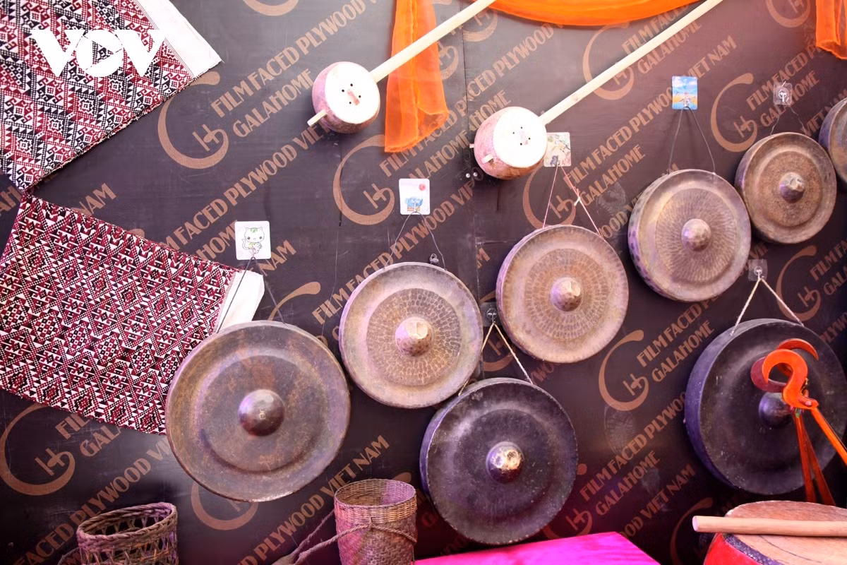 Then Kin Pang festival in northwestern region excites crowds ảnh 7 A range of musical instruments are exhibited.