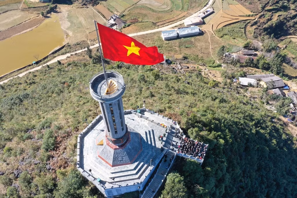 Lung Cu Flag Tower is a leading check-in spot located in the northern mountainous province of Ha Giang. The relic site consists of a 30-metre-tall tower topped with a large 54-square-metre Vietnamese flag which can be found on the summit of Lung Cu Peak. (Photo: Duy Hieu)