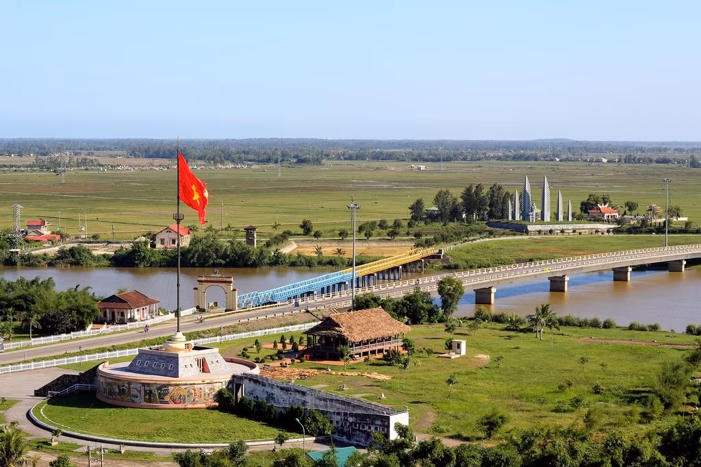 Hien Luong tower stands at a height of 38 metres on the northern bank of the Ben Hai river in the central province of Quang Tri. (Photo: Phongnha Explorer)