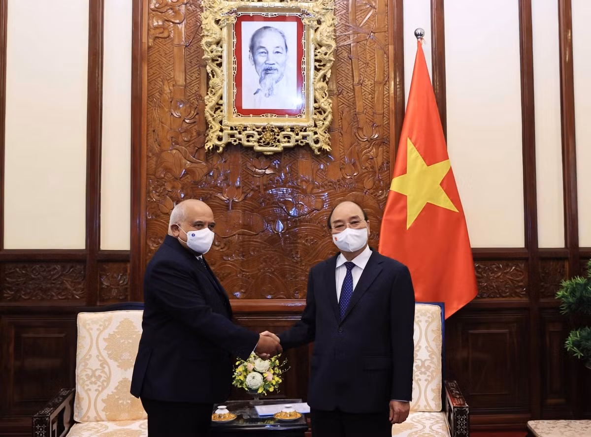 President Nguyen Xuan Phuc welcmes newly accredited Cuban Ambassador Orlando Nicolás Hermández Guillén,