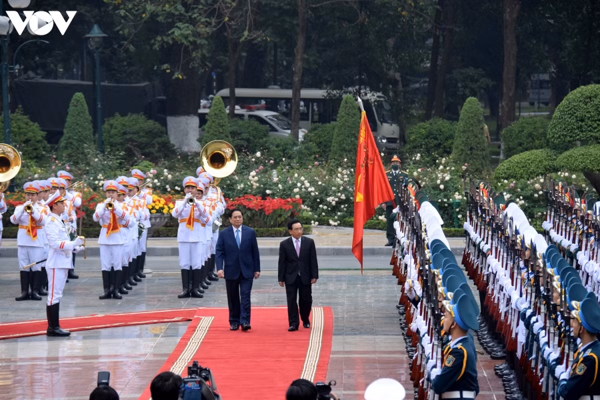 . The two PMs review the guard of honour in Hanoi