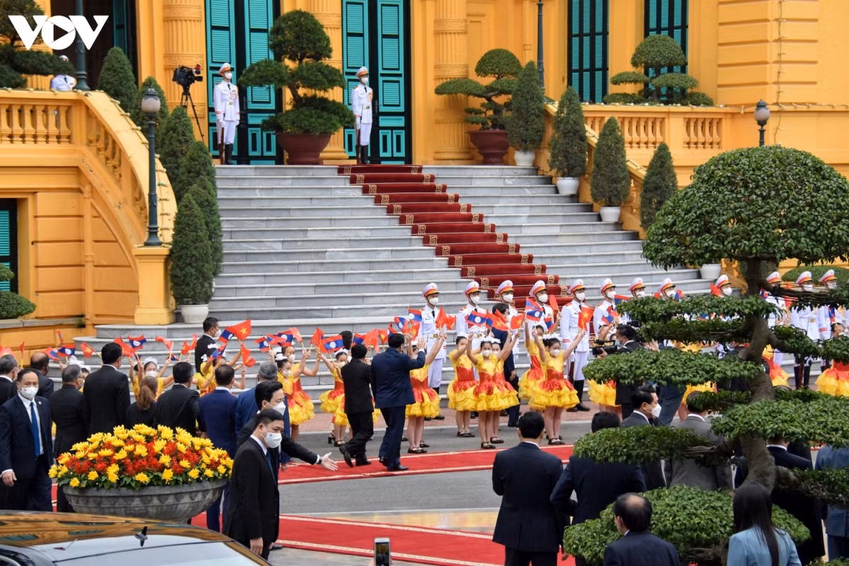 Vietnamese Prime Minister Pham Minh Chinh hosts a ceremony at the Presidential Palace to welcome his Lao counterpart.