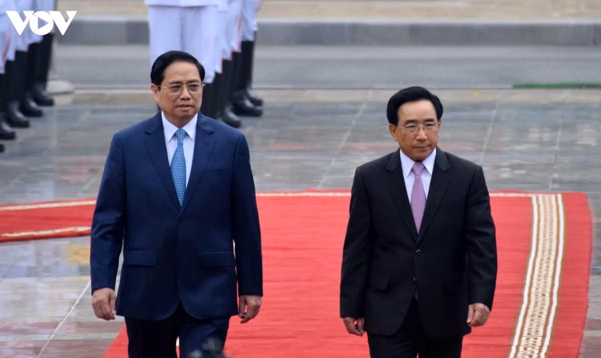 After the ceremony, the two PMs hold talks on cooperation between Vietnam and Laos.