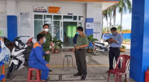 Vinh Long City police honored for great efforts in controlling COVID-19 -0
