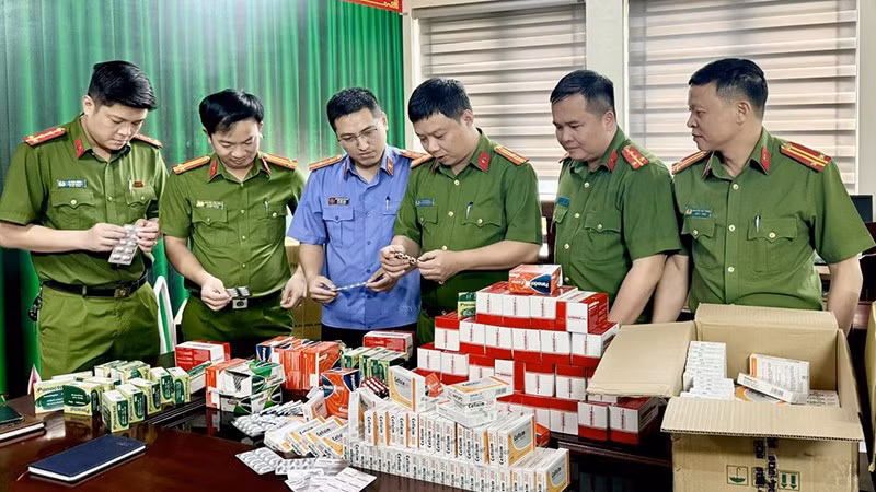 Deputy Minister Nguyen Ngoc Lam commends Thanh Hoa Police for dismantling crime group manufacturing counterfeit medications -0