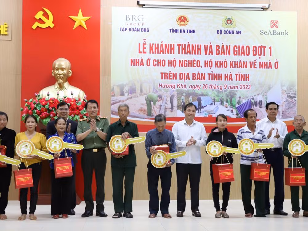Ministry of Pulic Security handed over 600 new homes to poor households in Ha Tinh -0