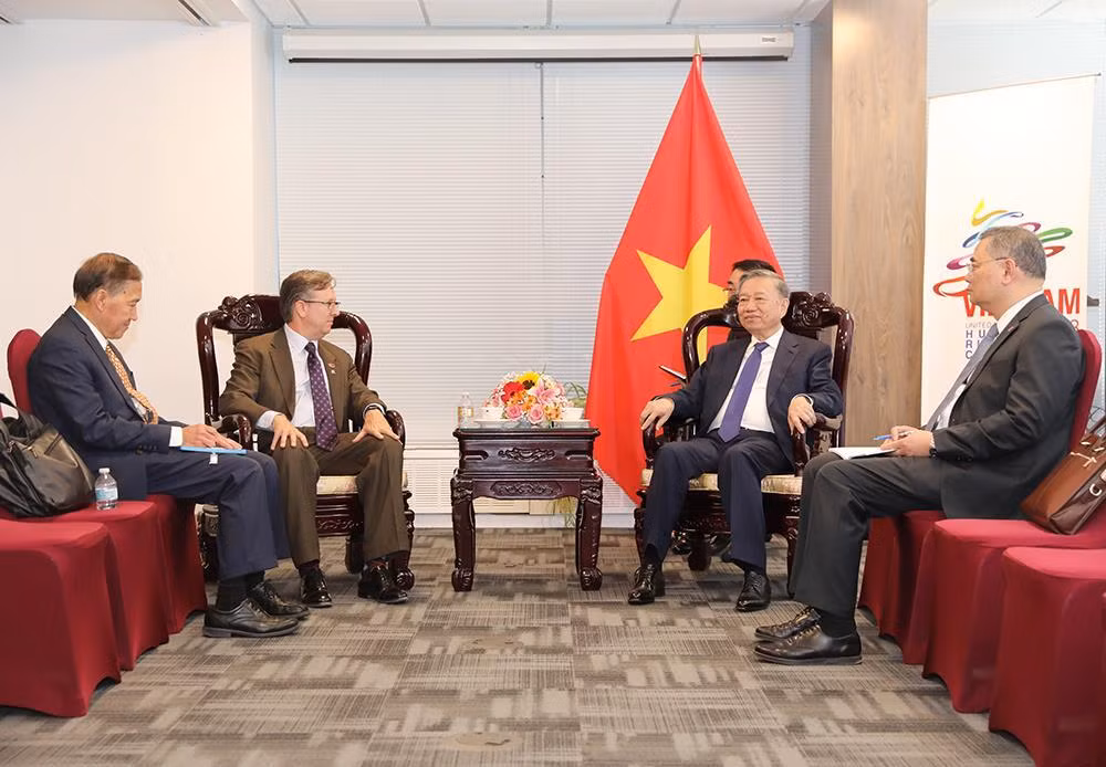 Minister To Lam meets senior official of Boeing in New York -0