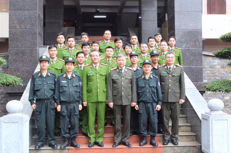 Minister visits Police Aviation Regiment -0