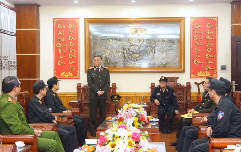 Minister visits Police Aviation Regiment -0