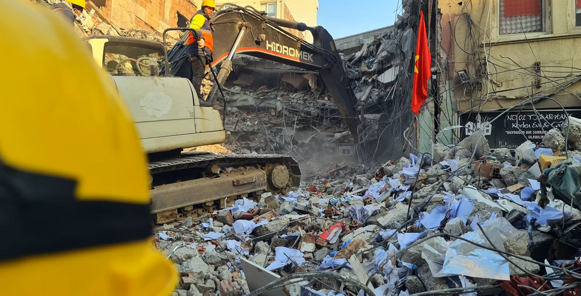 Vietnamese rescue police racing against time to find victims of earthquake in Turkey -1