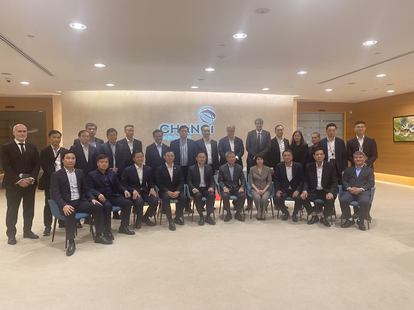 Deputy Minister Nguyen Ngoc Lam studies international airport models in regional countries -0
