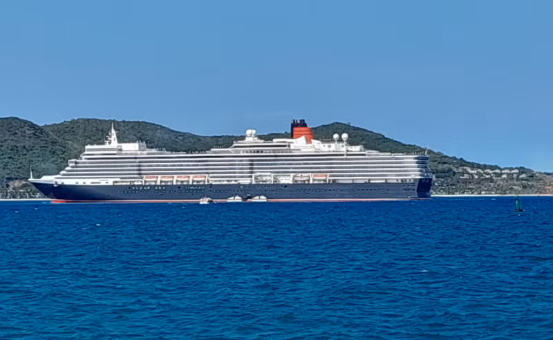 Luxury cruise ship brings nearly 1900 visitors to Nha Trang city -0