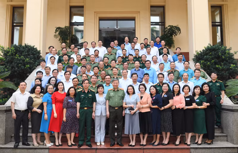 Minister To Lam meets trainees of defense-security refresher course -0