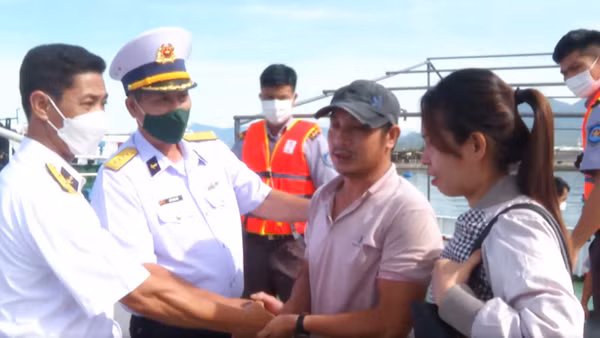 Khanh Hoa: Naval ship takes sick fishermen ashore for treatment ảnh 3