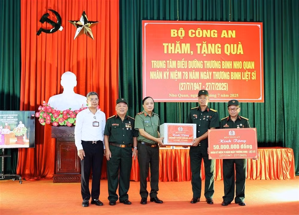 Deputy Minister Dang Hong Duc visits Nho Quan Wounded and Sick War Veterans Nursing Center -0