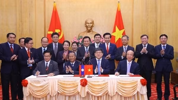 Vietnam, Laos agree to bolster cooperation between their security forces ảnh 4