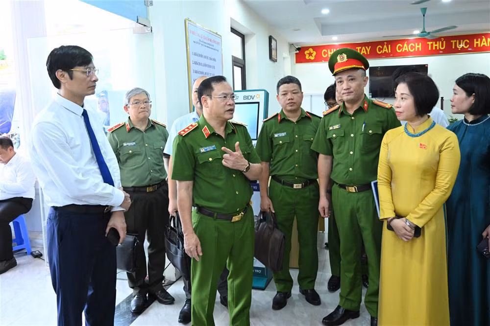 Deputy Minister Nguyen Van Long inspects public service delivery in Hanoi and Phu Tho -0