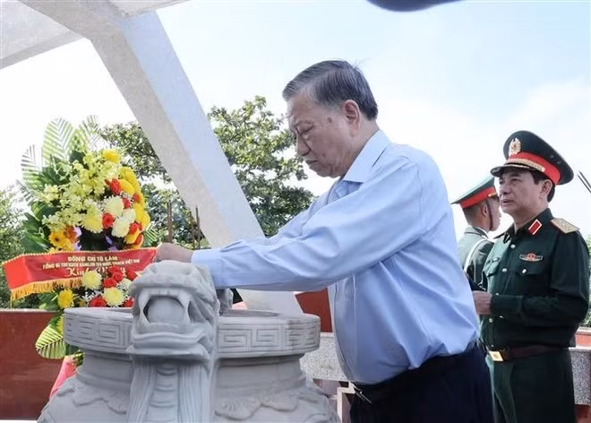 Top leader visits frontline island in Quang Tri -0
