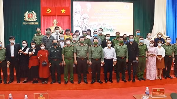Writer Tran Duc Tien wins "Cricket Knight" Prize 2023 ảnh 3