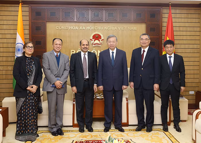 Minister To Lam receives newly-accredited Indian Ambassador -0