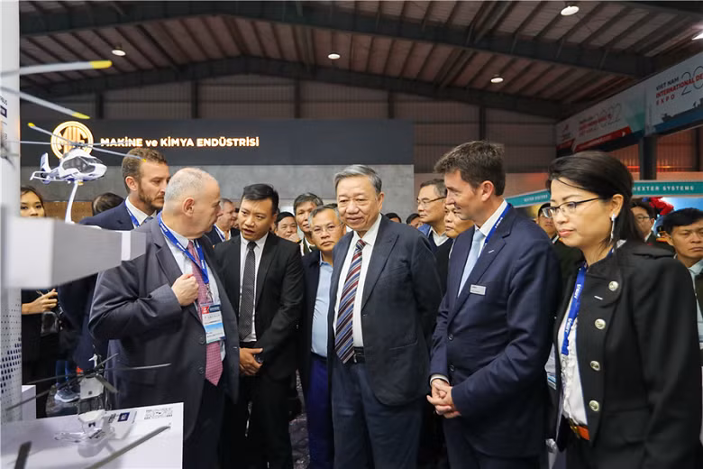 General To Lam and General Phan Van Giang visit 2022 Vietnam International Defense Expo -0