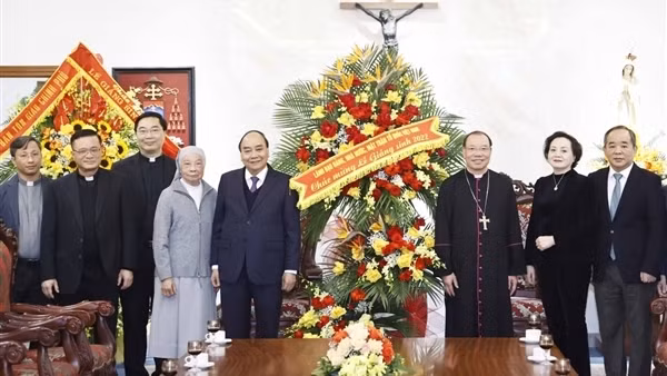 Leaders of Hanoi Archdiocese visit Ministry of Public Security ảnh 3
