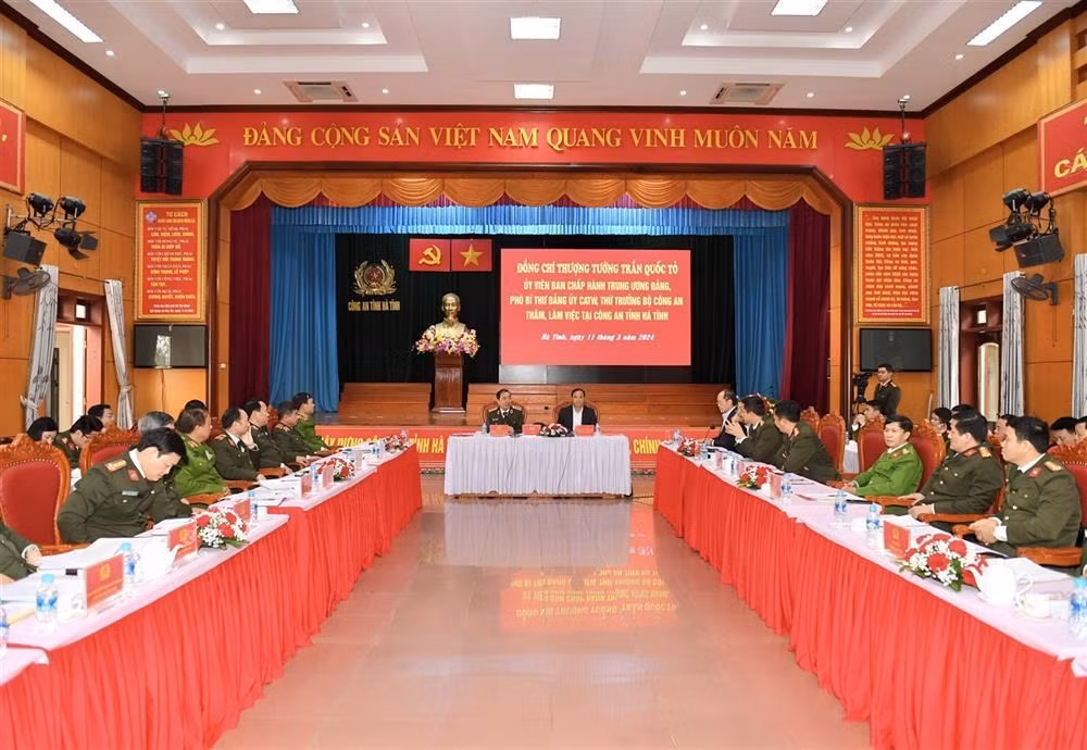 Deputy Minister Tran Quoc To visits Ha Tinh provincial police -0