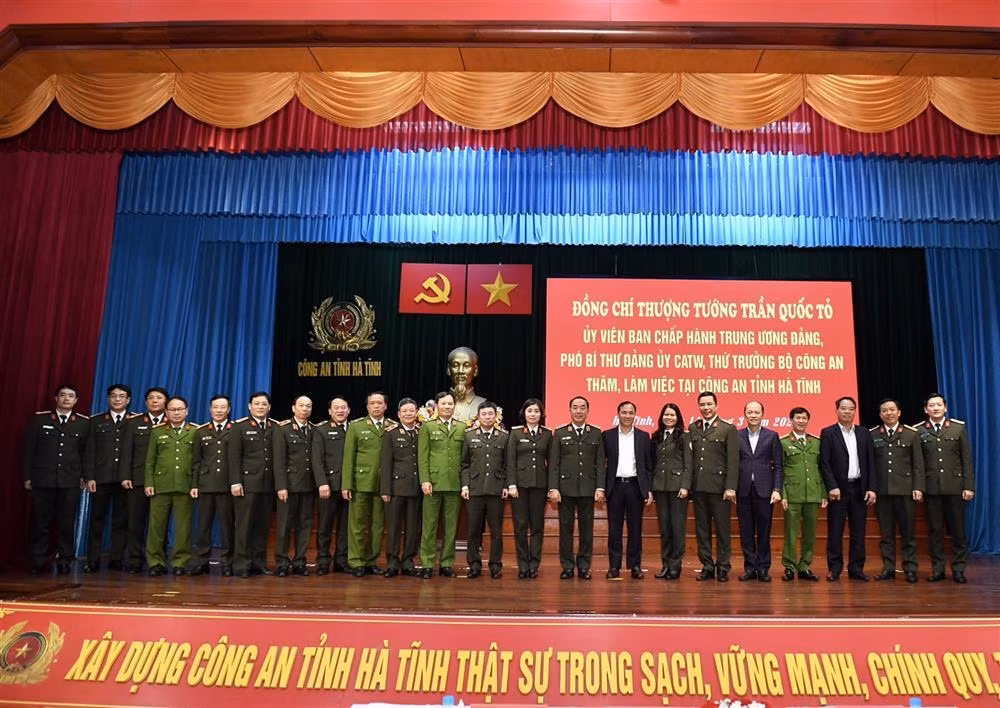 Deputy Minister Tran Quoc To visits Ha Tinh provincial police -0