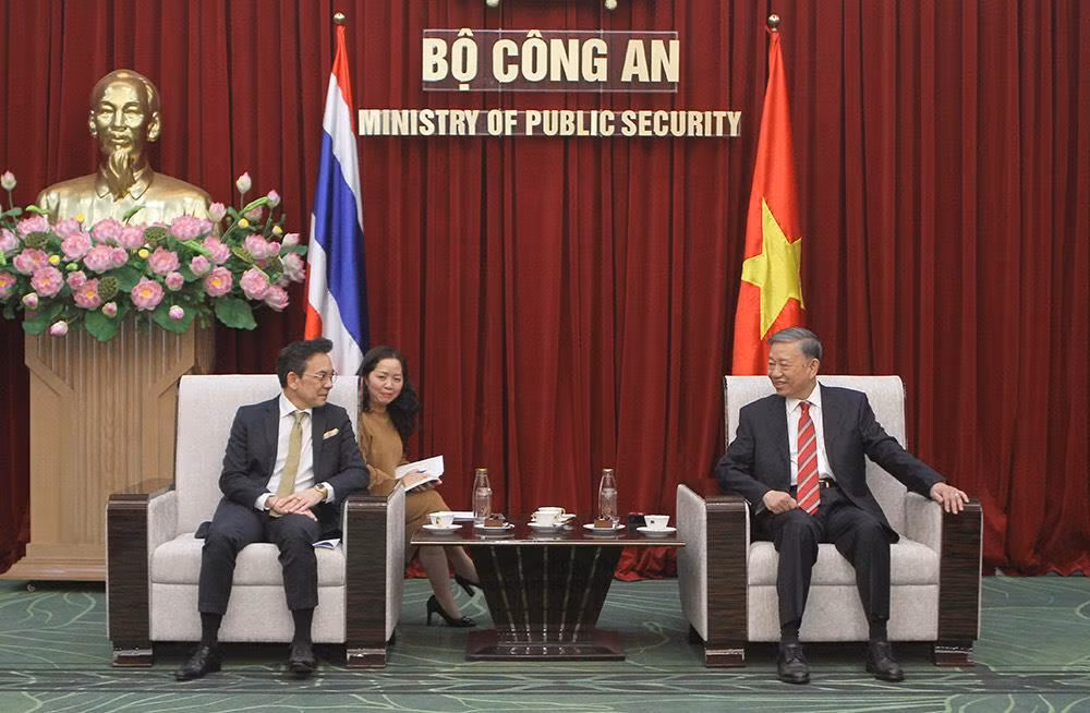 Minister To Lam receivesout-going Ambassador of the Kingdom of Thailand to Vietnam -0