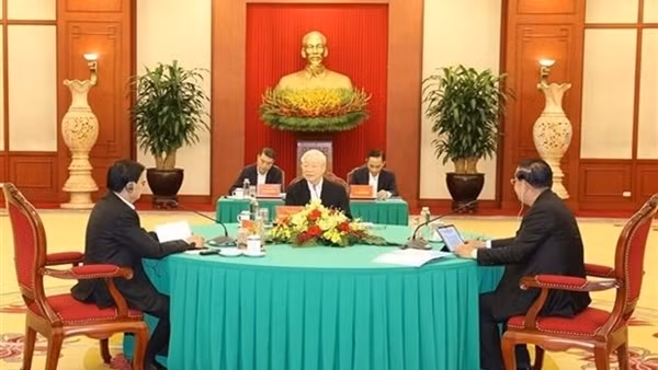 60-year Party membership badge presented to former Party chief Nong Duc Manh ảnh 3