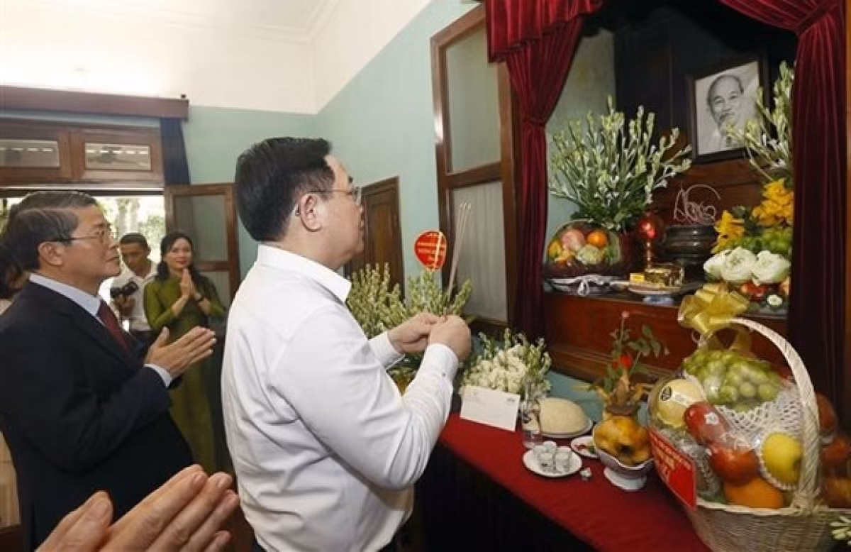 NA Chairman offers incense in tribute to late President Ho Chi Minh -0