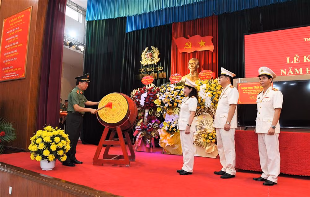 Deputy Minister Tran Quoc To attends opening of school year at School of Culture -0