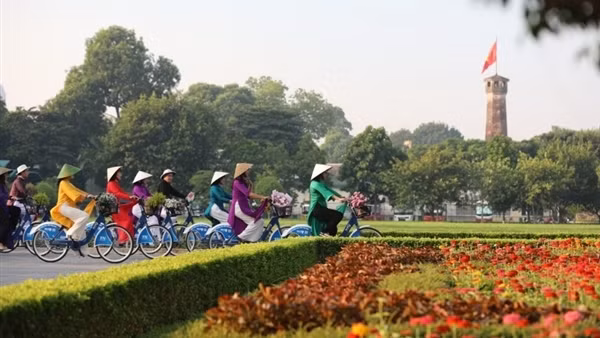 Beauty of ‘ao dai’ promoted to international friends ảnh 3