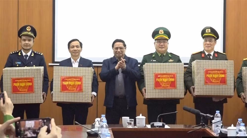 Prime Minister visits Tra Linh border gate -0