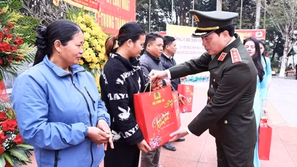 Deputy Minister Le Quoc Hung meets voters in Ho Chi Minh City ảnh 3