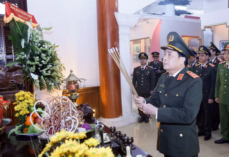 Deputy Minister Le Quoc Hung presents Tet gifts to policy beneficiary families in Tuyen Quang -0