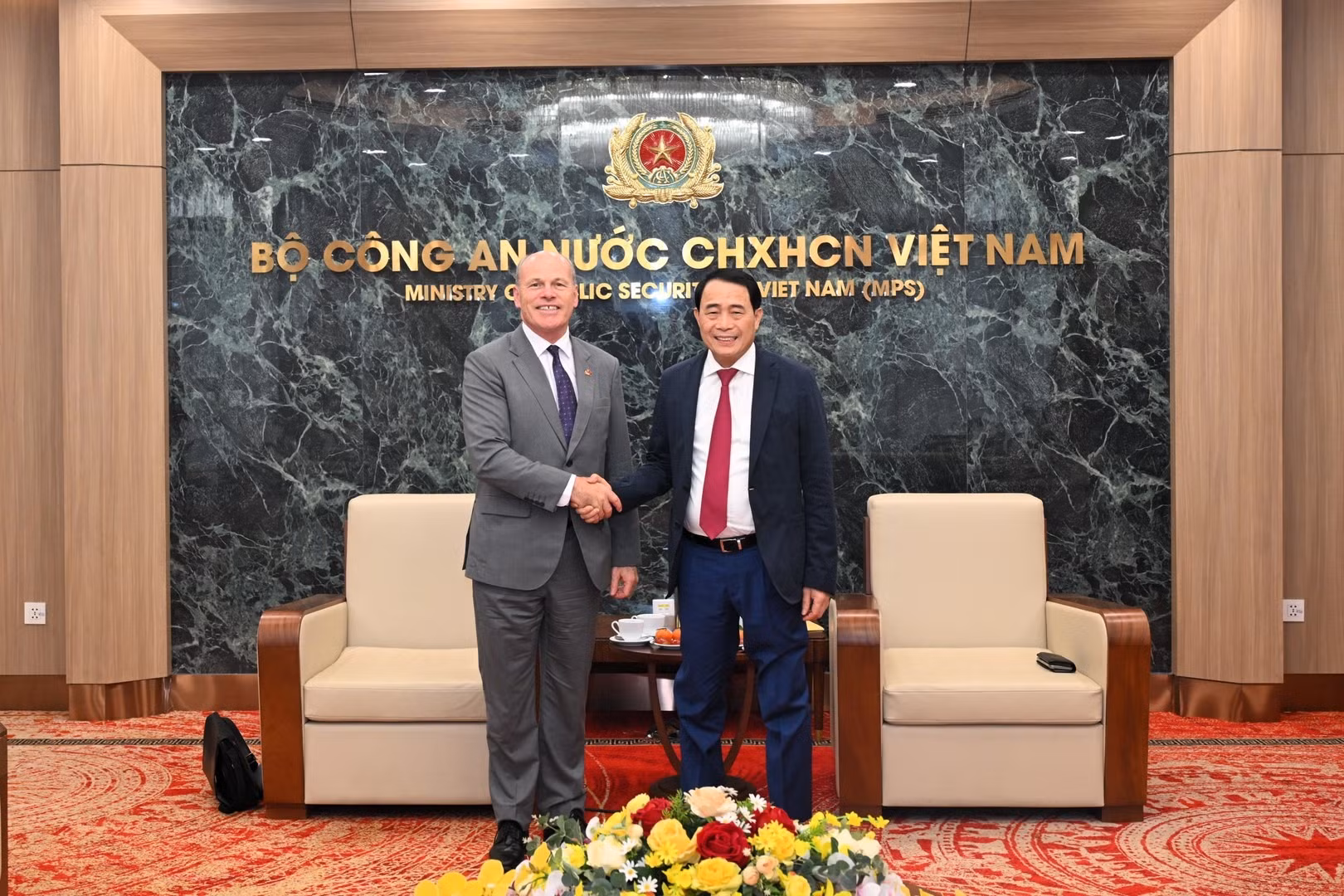 Deputy Minister Le Quoc Hung: Vietnam wishing strengthen cooperation with Canada in security and law enforcement -0