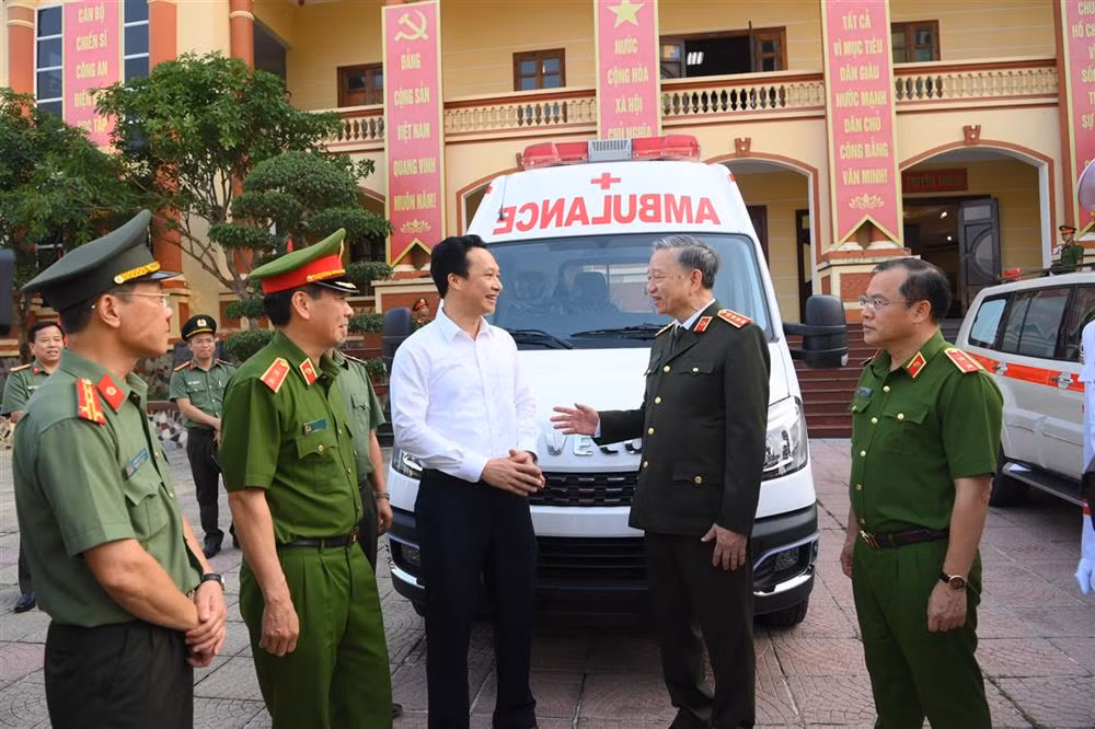 Minister To Lam pays tribute to Dien Bien Phu’s heroic martyrs -0