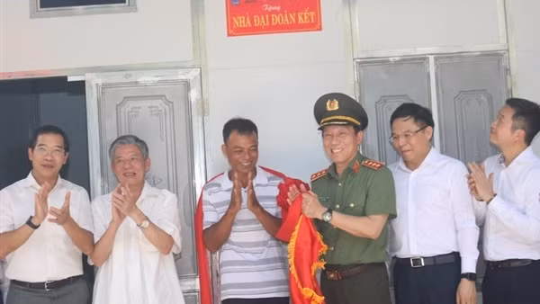 Khanh Hoa police build houses for poor ethnic households ảnh 2