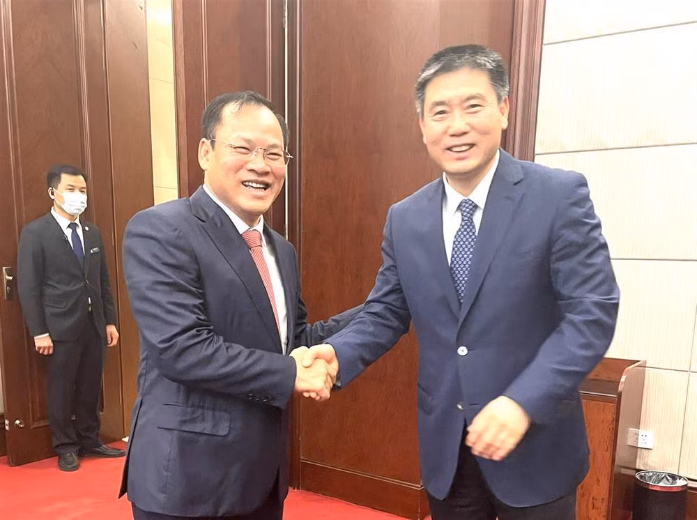 Deputy Minister Nguyen Van Long meets a number of top Chinese officials while visiting China -0
