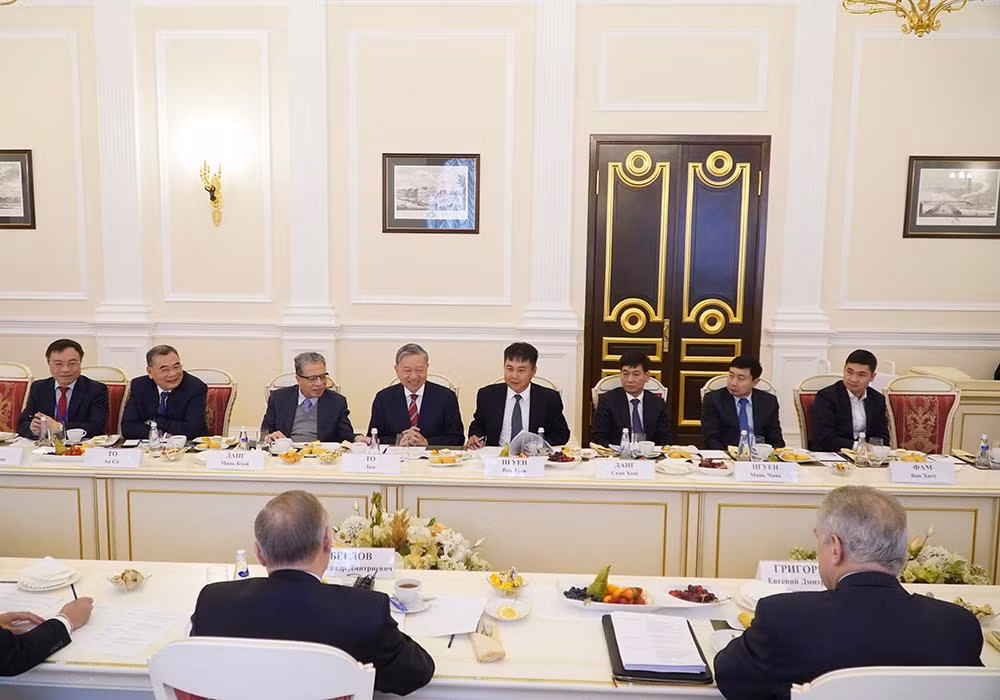 Minister To Lam meets Russian senior officials -0