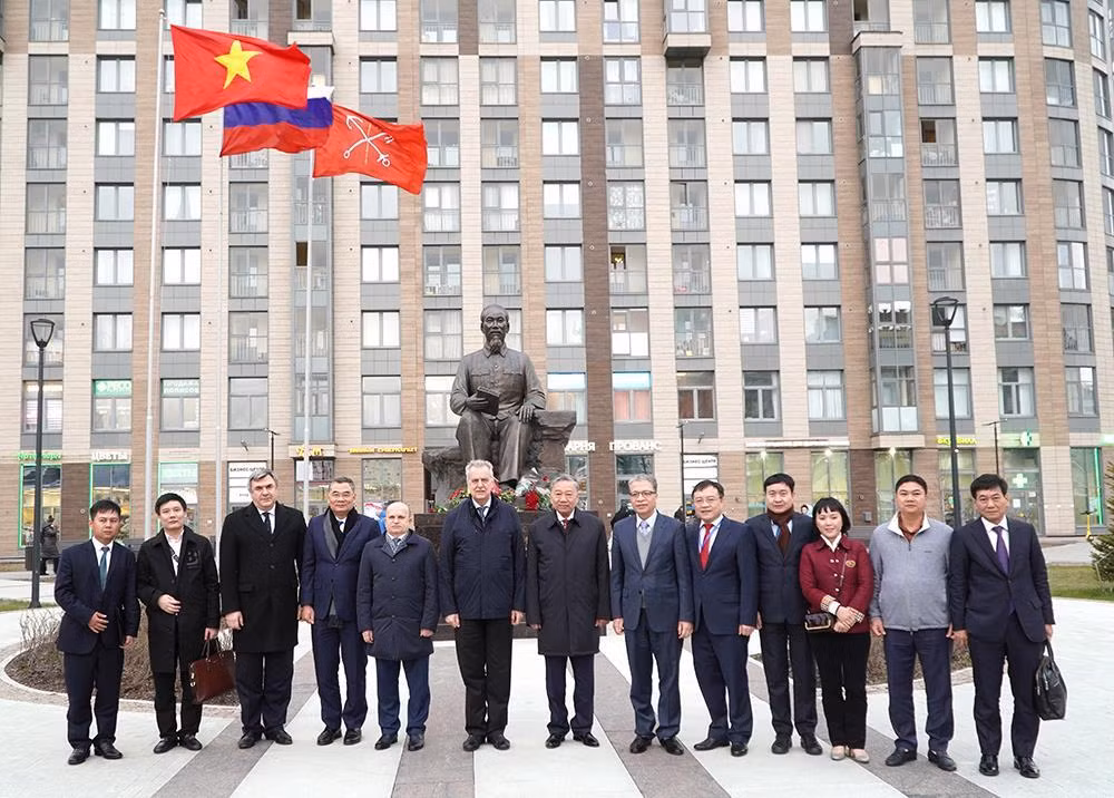 Minister To Lam meets Russian senior officials -0