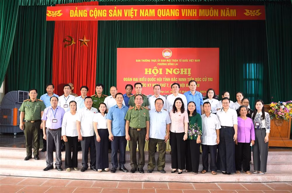 Deputy Minister Tran Quoc To meets voters in Bac Ninh -0