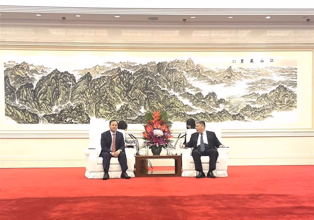 Deputy Minister Nguyen Van Long meets a number of top Chinese officials while visiting China -0