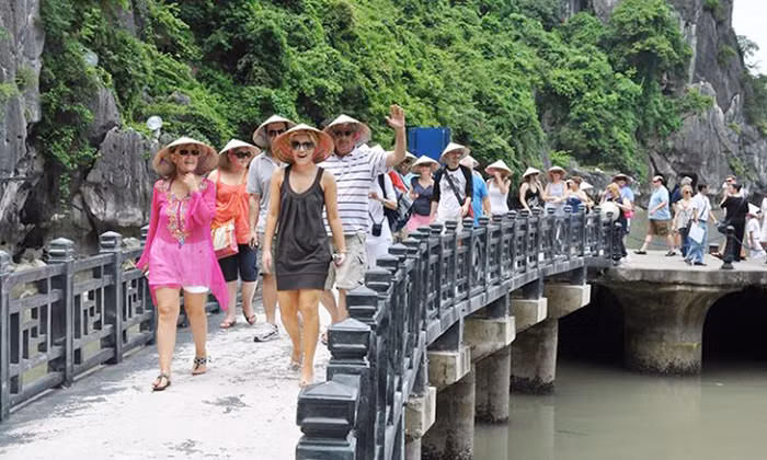 Foreign arrivals in Vietnam surge nearly 7-fold in first six months -0