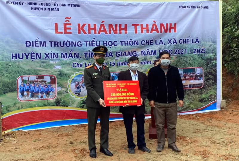 Police support building of school in Ha Giang -0