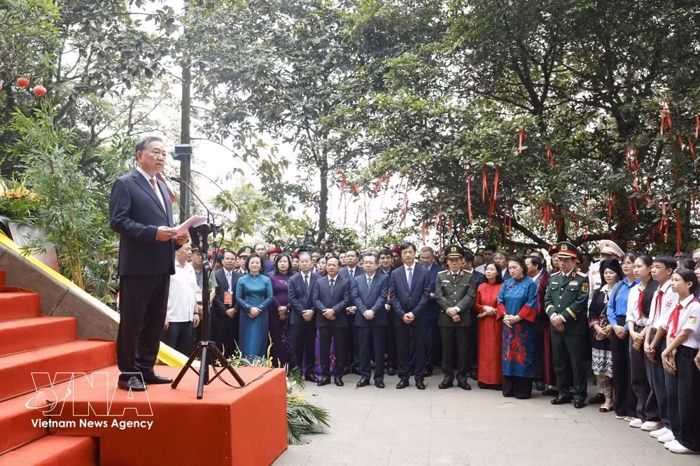 Top leader offers incense in commemoration of Hung Kings in Phu Tho -0