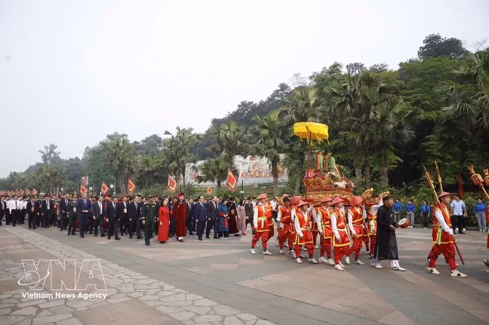Top leader offers incense in commemoration of Hung Kings in Phu Tho -0
