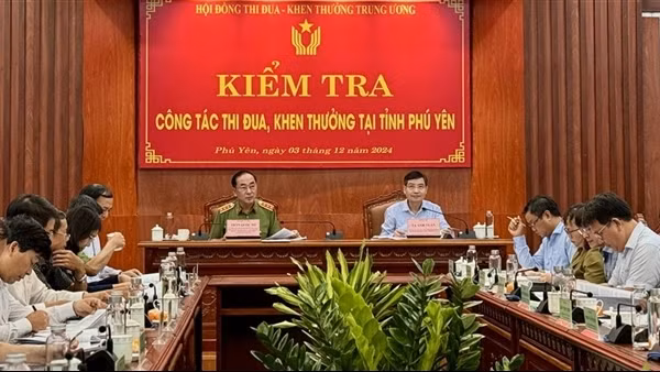 Deputy Minister Tran Quoc To checks new organizational structures of local-level police ảnh 4