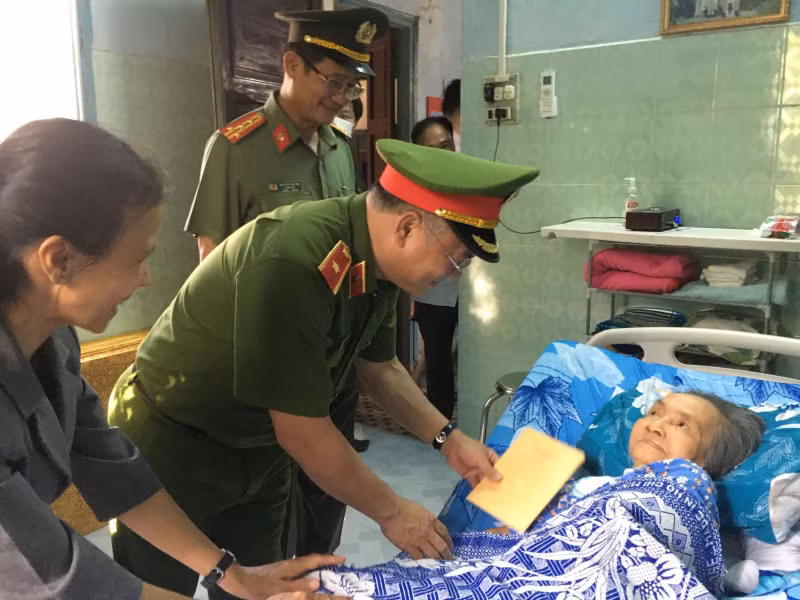 Deputy Minister Nguyen Van Long visits revolutionary contributors - 0